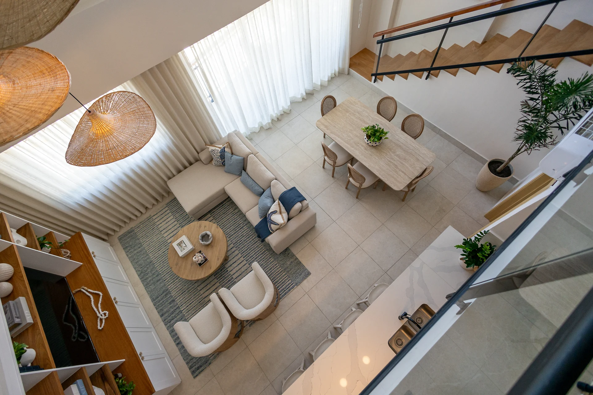 Diseño interior moderno en Terra Due 406 con sala, comedor, lámparas de mimbre y escalera en Punta Cana Village